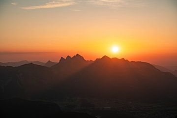 Zonsondergang boven de bergen van Tannheim van Leo Schindzielorz