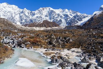 Bevroren Manaslu: Hoge pieken, sneeuw, en Himalaya vredeMountains van Jeroen Kleiberg