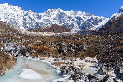 Bevroren rivier onder de Manaslu in de Himalaya