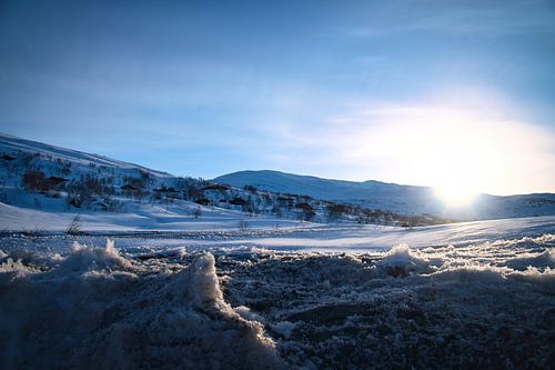 Noors hooggebergte, besneeuwde bergen en landschap