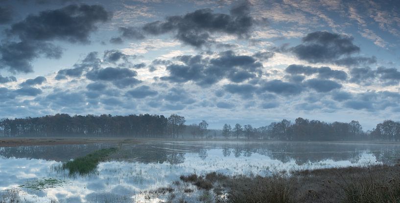 Wolken en Ochtendgloren in het veen par Art Wittingen