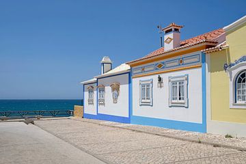 Kleurrijke huizen aan de kust in Ericeira, Portugal van Lensw0rld