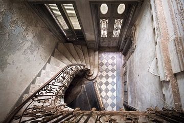 Piano dans la salle. sur Roman Robroek - Photos de bâtiments abandonnés