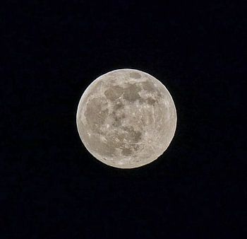 Vollmond im dunklen Weltall
