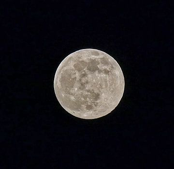 Pleine lune dans l'espace sombre sur TLPhotography