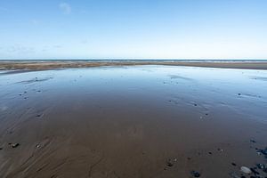 Laag water aan de zee in Frankrijk van Mickéle Godderis