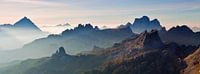 Landschap, bergen, panorama in de Alpen bij zonsopkomst met mist en ochtend nevel, Italië van Frank Peters thumbnail