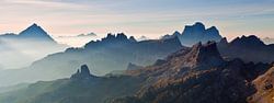 Landschaft, Berge, Panorama in den Alpen bei Sonnenaufgang mit Nebel und Morgennebel, Italien