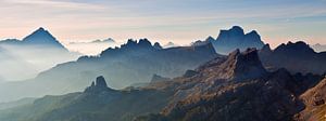 Paysage, montagnes, panorama des Alpes au lever du soleil avec de la brume, Italie 