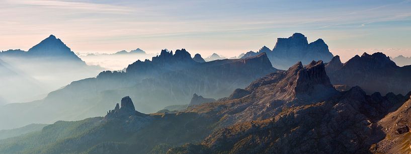 Landschap, bergen, panorama in de Alpen bij zonsopkomst met mist en ochtend nevel, Italië van Frank Peters