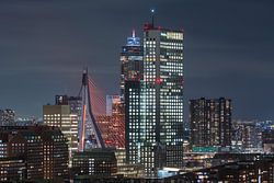De Erasmusbrug in de kleur oranje in Rotterdam met de Zalmhaventoren en Maastoren (||)