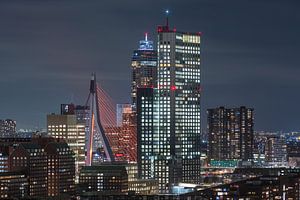 Die Erasmusbrücke in Orange in Rotterdam mit dem Zalmhaven-Turm und Maastoren (||)