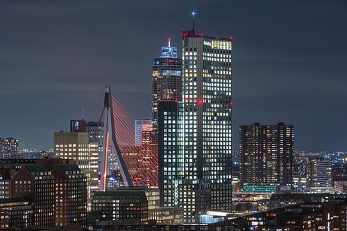 De Erasmusbrug in de kleur oranje in Rotterdam met de Zalmhaventoren en Maastoren (||)