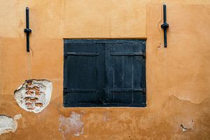 Verweerde Muur met Donker Luik in Gamla Stan