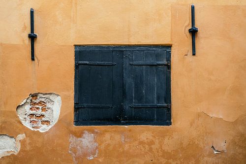 Verwitterte Wand mit Fensterladen in Gamla Stan