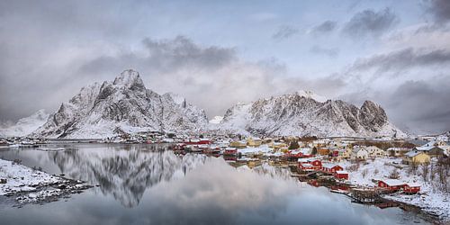Beautiful Reine - The most beautiful fishing village of Lofoten islands