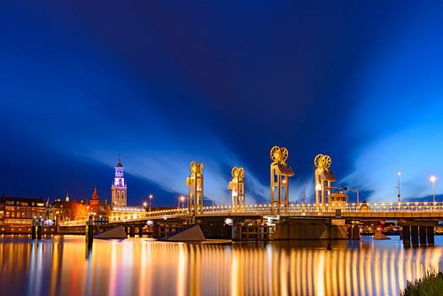 Vue de soirée sur la passerelle de ville et horizon dans Kampen, Pays Bas