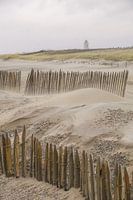 Strand met kerk op achtergrond