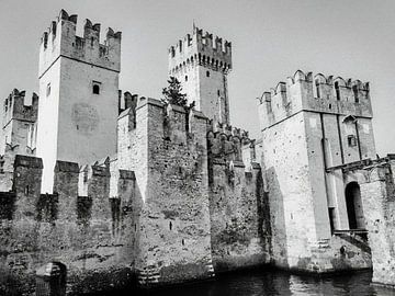 Middeleeuws kasteel aan het water Castello Scaligero Sirmione Gardameer van Sergio Pazzano