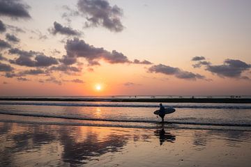 Sonnenaufgang am Strand mit Spiegelung. Bali, Kuta