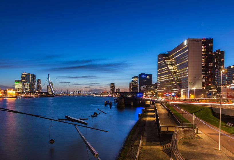 Boompjes Rotterdam in het blauwe uur van Ilya Korzelius