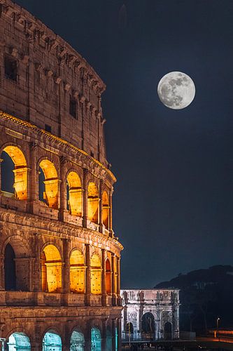 Een deel van het Colosseum in Rome in de avond met volle maan