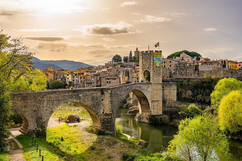 Brug van Besalu in Spanje van Ivo de Rooij