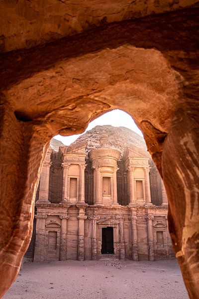Vue sur le monastère de Petra, Jordanie par Nikkie den Dekker | photographe de voyages et de style de vie