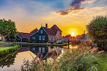 Lever de soleil à De Zaanse Schans, Pays-Bas sur Gert Hilbink