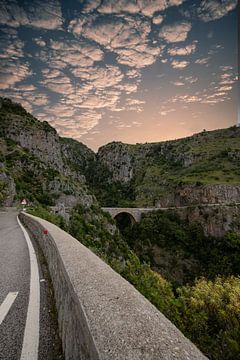 Uitzicht over de natuur aan de kustweg bij Salerno van Fotos by Jan Wehnert