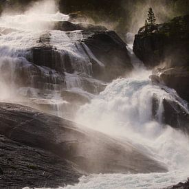 Door zon verlichte waterval in Noorwegen van Kaat Zoetekouw