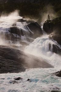 Chute d'eau ensoleillée en Norvège