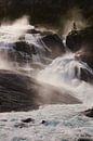 Sonnenbeschienener Wasserfall in Norwegen von Kaat Zoetekouw Miniaturansicht