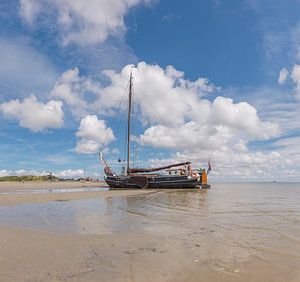 Un voilier à fond plat sur une vasière à marée, West Terschelling, île des Wadden, Frise sur Rene van der Meer