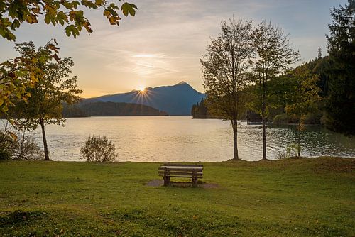 laatste zonnestralen over de berg, Walchensee aan het meer