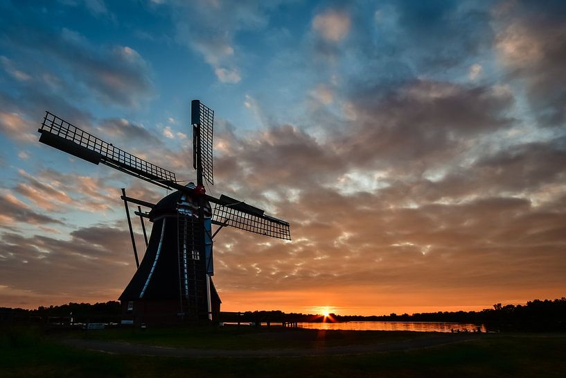 Windmill De Helper at sunset by Fred van Bergeijk