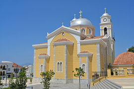Die Ypapanti-Kirche in Kalamata, Griechenland, mit Kuppeln und Glockenturm von Tomherkules