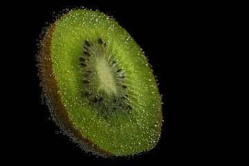 Kiwi with water bubbles