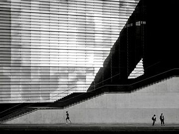 Moderne architectuur met hardloper in zwart en wit van Marcella van Tol