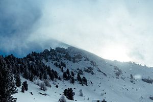 Wolkenpartij over bergtop von Edzard Boonen