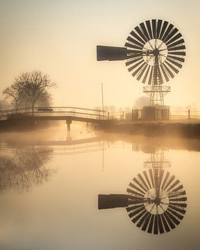 Weidumer molen gespiegeld in vroege ochtend mist van piet douma