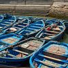 Blauwe vissersboten in de haven van Essaouira in Marokko van Patricia Hofmeester