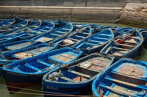 Blauwe vissersboten in de haven van Essaouira in Marokko