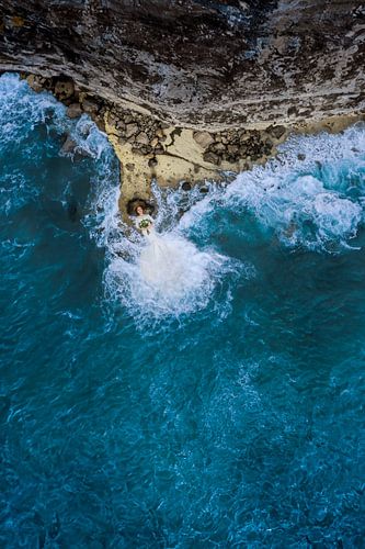 Vrouw op de Rand van een Eiland: Een Mystieke Harmonie Tussen Rust en Chaos