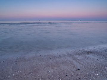 Die blaue Stunde mit Erdschatten von Hillebrand Breuker