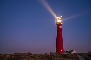 Vuurtoren op het eiland Schiermonnikoog in de duinen tijdens zonsondergang van Sjoerd van der Wal