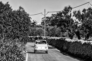 FIAT 500 Auto in Italien in schwarz-weiß von iPics Photography