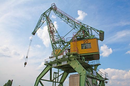 Kraan in de handelshaven van Maagdenburg