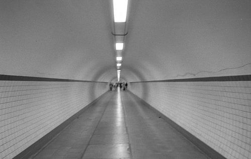 De schelde tunnel van Antwerpen analoog zwart wit.