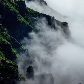 Wolken tussen de bergen van Sven van Rooijen